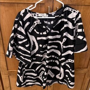 Chic Black and White Patterned Blouse